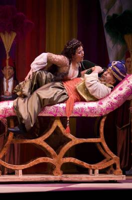 Lisanne Norman as Elvira and Francois Loup as Mustafà in the Arizona Opera production of 'L'Italiana in Algeri'. Photo © Tim Fuller