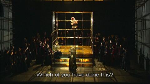 Macbeth (Carlos Álvarez) discovers Banquo (Roberto Scandiuzzi) at the back of the gilded cage, in Act 2 of 'Macbeth'. DVD screenshot © 2005 Opus Arte