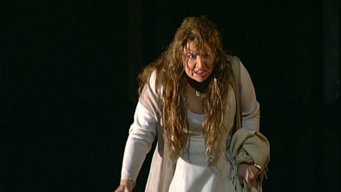 Lady Macbeth (Maria Guleghina) begins her psychological collapse in Act 4. DVD screenshot © 2005 Opus Arte