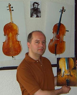 Many modern instrument makers now copy Montagnana cellos. Here, Bubenreuth-based Wolfgang Schnabl poses before a picture of Boris Pergamenschikow and his 1735 Montagnana cello. Schnabl holds up a photograph of an exact copy he made of this cello. To do so, he borrowed Pergamenschikow's cello to take its precise measurements and created a respective mould. Schnabl's Montagnana copies are considered to be among the best available on the market, also in terms of sound reproduction, and sell for around 20,000 euros. Photo © Philip Crebbin