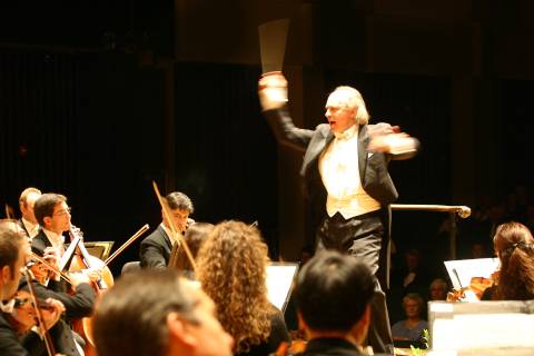 David Stahl conducting the Charleston Symphony Orchestra of South Carolina. Photo © 2006 Charleston Symphony Orchestra