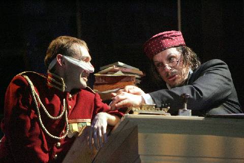 Jeremy Huw Williams as Kovalyov (left) and Simon Wilding as a clerk. Photo © 2006 Alastair Muir