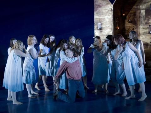 Michelle Walton (Panochka), Peter Wedd (Levo) and the chorus of Rusalki (drowned maidens) in Garsington Opera's 'May Night'. Photo © 2006 Johan Persson