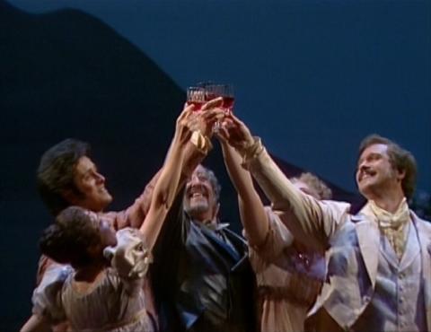 From left to right, Monica Bacelli (Ernestina), Natale de Carolis (Don Parmenione), Stuart Cale (Don Eusebio), Susan Patterson (Berenice) and Robert Gambill (Count Alberto), with differences resolved at the end of Rossini's 'L'occasione fa il ladro'. Screenshot © 1992 Schwetzinger Festspiele/SWR/Maran Film GmbH/NVC Arts International