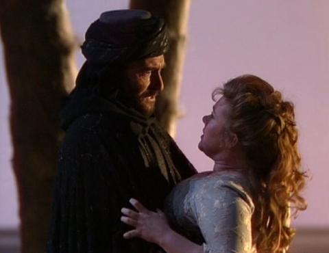 Matthias Habich as Selim and Ruth Ann Swenson as Konstanze. DVD screenshot © Schwetzinger Festspiele/SWR/NHK/Maran Film GmbH