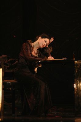 Elizabeth Futral as Violetta Valery in Act II of Verdi's 'La Traviata'. Photo © 2006 Robert Millard