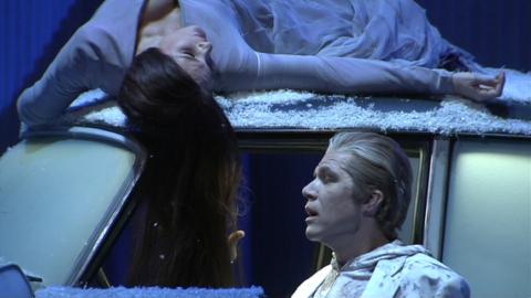 Isabel Rey as Mélisande and Rodney Gilfry as Pelléas. DVD screenshot © 2004 Opernhaus Zürich
