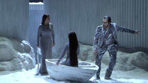 Isabel Rey as Mélisande and Michael Volle as Golaud at the beginning of 'Pelléas et Mélisande'. DVD screenshot © 2004 Opernhaus Zürich
