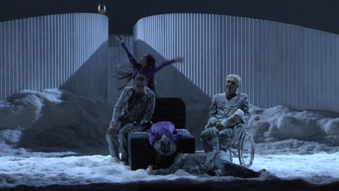 The death/departure of Mélisande at the end of the opera. DVD screenshot © 2004 Opernhaus Zürich