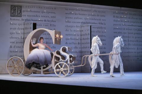 Joyce DiDonato as Cinderella in the carriage. Photo © 2006 Ken Howard