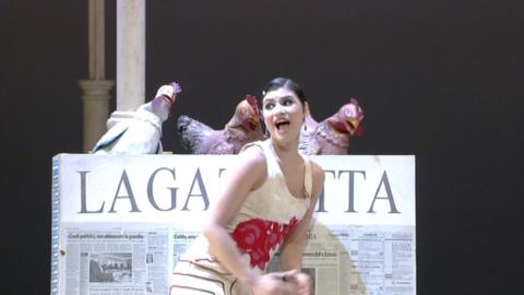 Marisa Martins as Doralice in Act 1 of Dario Fo's 'La Gazzetta'. © 2005 Opus Arte/Gran Teatre del Liceu/Mediapro