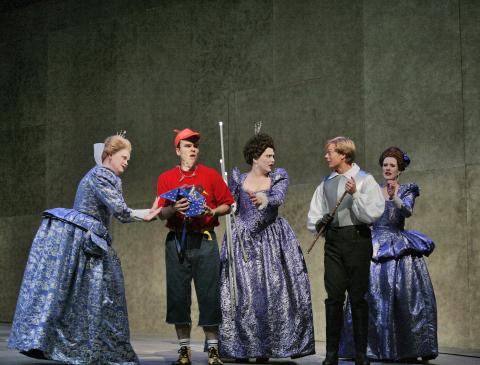 From left to right: Sarah Gartshore, Joshua Hopkins (Papageno), Lucia Cervoni, Toby Spence (Tamino) and Paula Murrihy in the Santa Fe Opera production of 'The Magic Flute'. Photo © 2006 Ken Howard