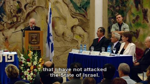 Daniel Barenboim (left) replies to criticism from the Israeli Minister of Education. DVD screenshot © 2005 EuroArts Music International GmbH
