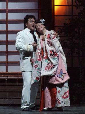 Happy lovers - Gabriel Gonzalez as Pinkerton and Elena Razgylyaeva as Butterfy. Photo © 2006 Robin Grant