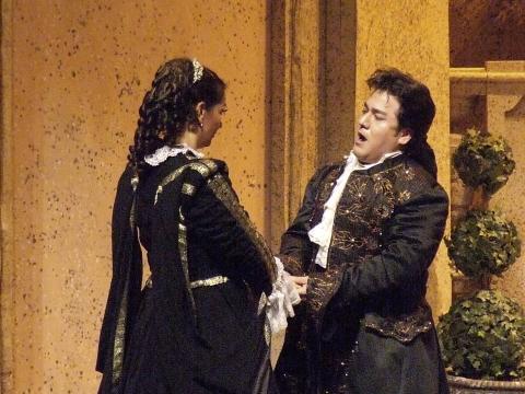 Edelina Kaneva as Donna Anna and Gabriel Gonzalez as Don Ottavio. Photo © 2006 Robin Grant