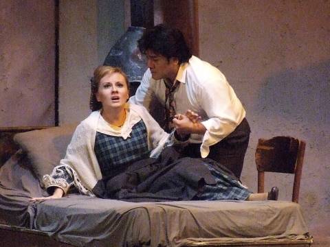 Mimi (Elena Razgylyaeva) and Rodolfo (Gabriel Gonzalez) in the death scene at the end of 'La bohème'. Photo © 2006 Robin Grant