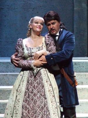 Lucia (Larissa Yudina) and her lover Edgardo (Igor Borko) in 'Lucia di Lammermoor'. Photo © 2006 Robin Grant