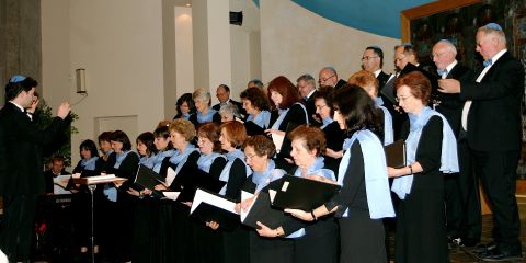 Benjamin Wolf conducts the Zemel Choir