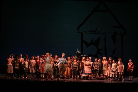 Maria Kanyova (Gretel), Lucy Schaufer (Hansel) and the LA Children's Chorus. Photo © 2006 Robert Millard