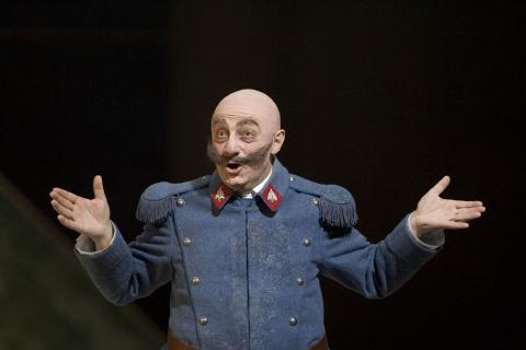 Alessandro Corbelli as Sulpice Pingo in the Royal Opera House production of Donizetti's 'La Fille du Regiment'. Photo © 2007 Bill Cooper