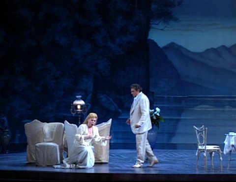 Mirella Freni as Princess Fedora Romazoff and Plácido Domingo as Count Loris Ipanoff. DVD screenshot © 1993 Radiotelevisione Italiana