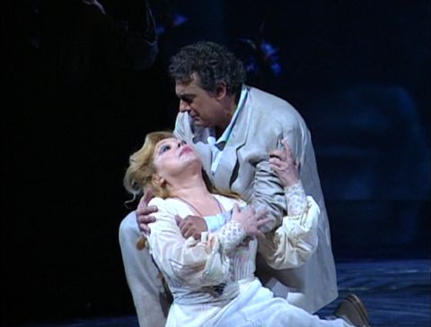 Fedora (Mirella Freni) and Loris (Plácido Domingo) at the end of the opera. DVD screenshot © 1993 Radiotelevisione Italiana