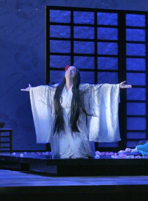 Barbara Divis as Cio-Cio-San in Arizona Opera's 'Madama Butterfly'. Photo © 2007 Scott Humbert
