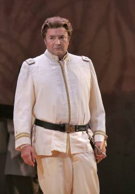 José Luis Duval as Pinkerton in Arizona Opera's 'Madama Butterfly'. Photo © 2007 Scott Humbert