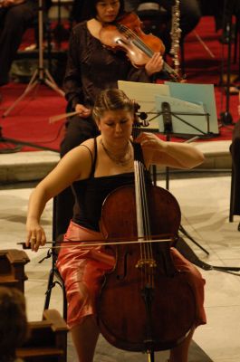 Mowenna Del Mar playing Tchaikovsky's Variations on a Rococo Theme. Photo © 2007 Mike Eccleshall