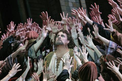 Clifton Forbis as Samson rallies the Israelites to revolt in the San Diego Opera production of 'Samson and Delilah'. Photo © 2007 Ken Howard