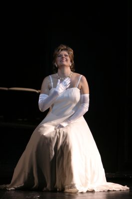 Petra Maria Schnitzer as Elisabeth. Photo © 2007 Robert Millard