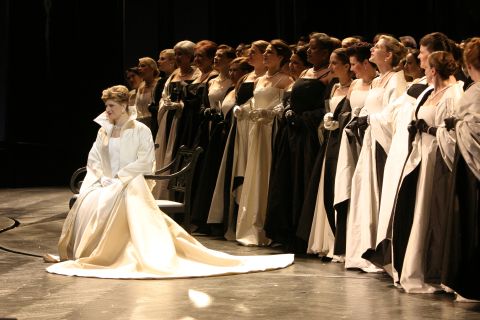 Petra Maria Schnitzer as Elisabeth in Act 2. Photo © 2007 Robert Millard