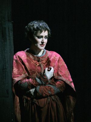 Paoletta Marrocu as Leonora in San Diego Opera's production of Verdi's 'Il Trovatore'. Photo © 2007 Ken Howard