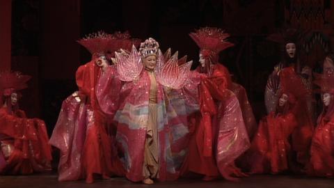 Members of the Bavarian State Opera Chorus. DVD screenshot © 1992 Bayerische Staatsoper