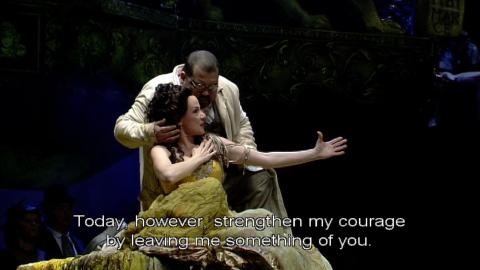 Valentina Kutzarova (Giulietta) and Aquiles Machado (Hoffmann). DVD screenshot © 2006 Opus Arte/ABAO