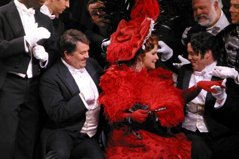 Greg Fedderly (Raoul de St Brioche), Susan Graham (The Merry Widow) and Malcolm MacKenzie (Vicomte Cascada). Photo © 2007 Robert Millard