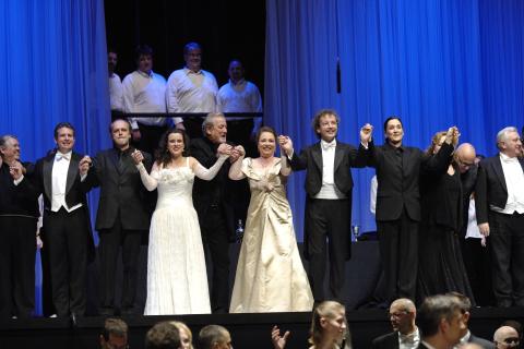 The final bows at the end of 'Der Rosenkavalier', with Franz Welser-Möst and members of the cast. Photo © 2007 Roger Mastroianni