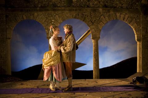 Lucy Crowe (Elisa) and Cora Burggraaf (Aminta). Photo © 2007 Johan Persson