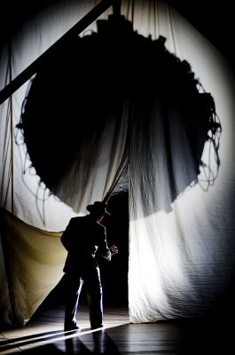 Gerald Finley as J Robert Oppenheimer. Photo © 2007 Marco Borggreve