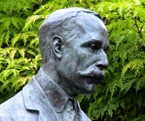 Detail from a statue of Edward Elgar in Malvern, Worcestershire, UK. Photo © 2007 Keith Bramich