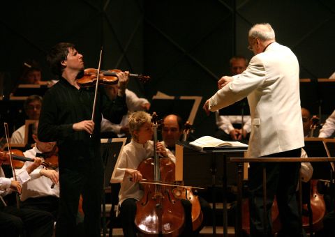 Joshua Bell performing with the Boston Symphony Orchestra and Kurt Masur on 27 July 2007. Photo © 2007 Hilary Scott