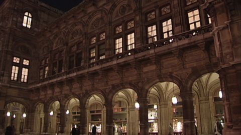 The exterior of the Vienna Opera House. DVD screenshot © 2002 ORF 