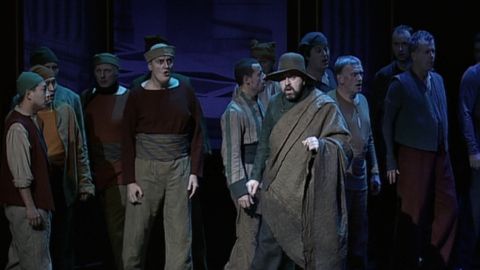 Members of the Vienna State Opera Chorus in the prologue of Verdi's 'Simon Boccanegra'. DVD screenshot © 2002 ORF 