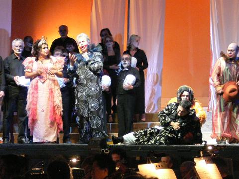 The dying Riccardo (Enrique Ambrosio) forgives Renato (Dimitri Kharitonov). Photo © 2007 Philip Crebbin