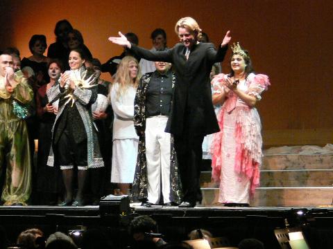 Cornelia von Kerssenbrock thanks her orchestra. Photo © 2007 Philip Crebbin