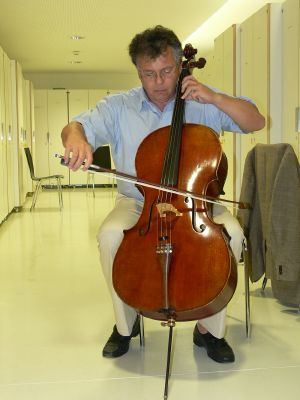 Guenther Thomasberger plays his cello after the performance. Photo © 2007 Philip Crebbin 