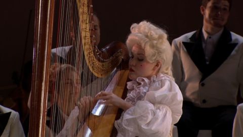 On-stage harpist Elena Vasilieva. Screenshot © 2005 Théâtre musical de Paris, Châtelet, and François Roussillon Associés 