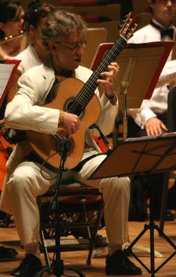 Eliot Fisk performs John Corigliano's 'Troubadours' (1993) during the Festival of Contemporary Music at Tanglewood. Photo © 2007 Hilary Scott 