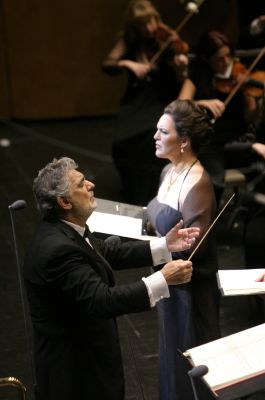 Placido Domingo and Adrianne Pieczonka in Verdi's Requiem at Los Angeles Opera. Photo © 2007 Robert Millard 