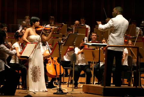 Yuki Numata and the Tanglewood Music Center Orchestra conducted by Kazem Abdullah play Charles Wuorinen's Rhapsody for Violin and Orchestra, on 1 August 2007. Photo © 2007 Hilary Scott 